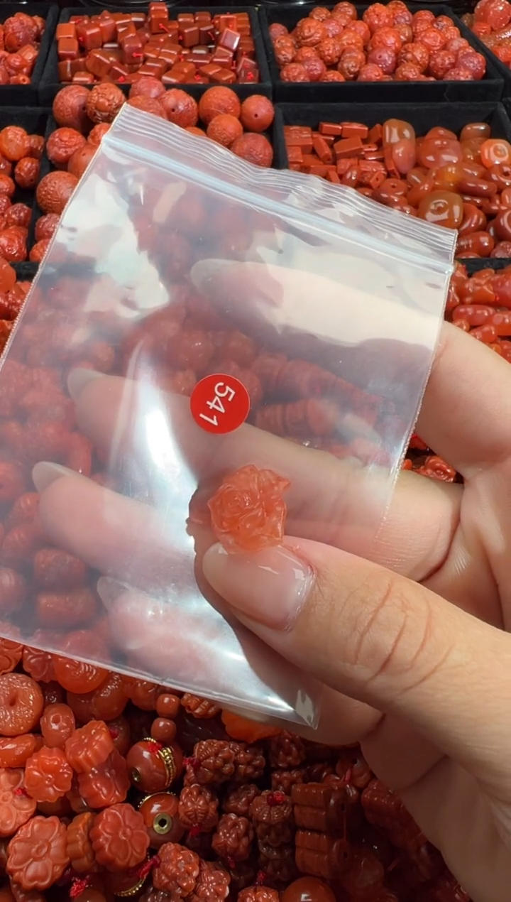 南红玛瑙未镶嵌颈饰1