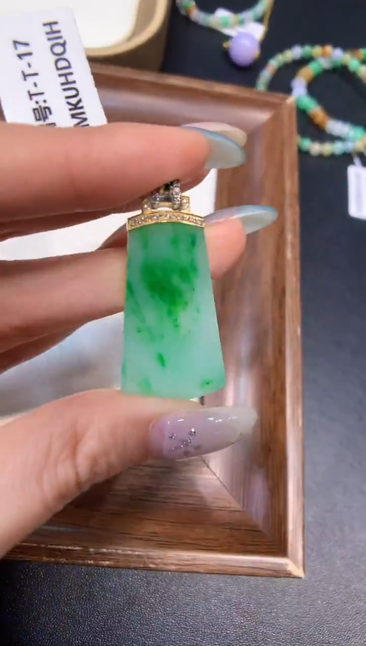 颈饰18K金镶嵌翡翠无事牌