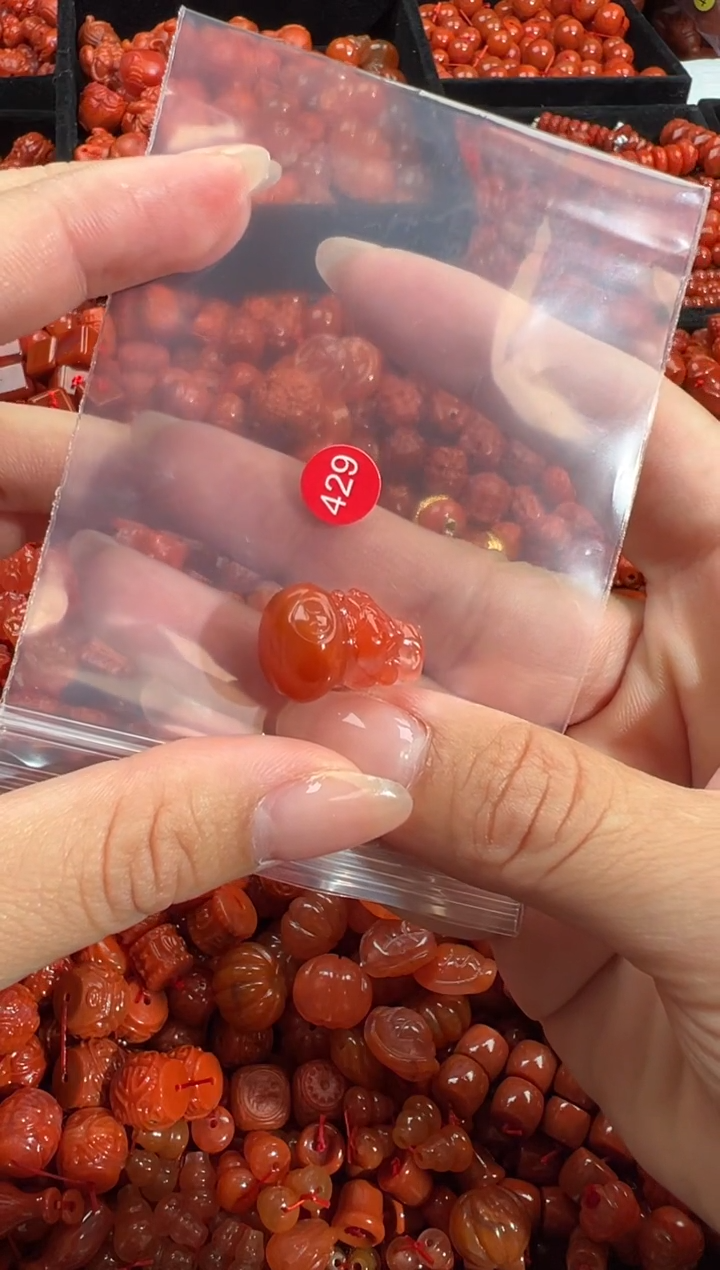 南红玛瑙未镶嵌颈饰1