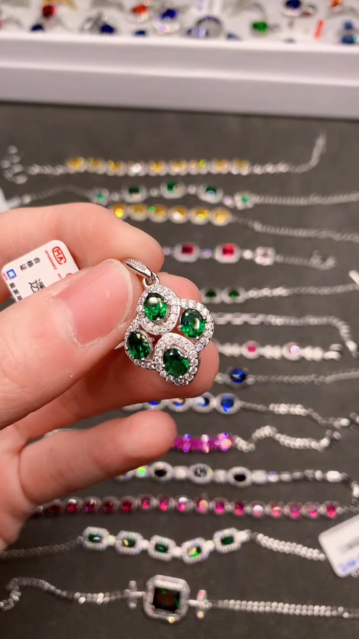 【闪购商品】透辉石吊坠银S925镶嵌.......