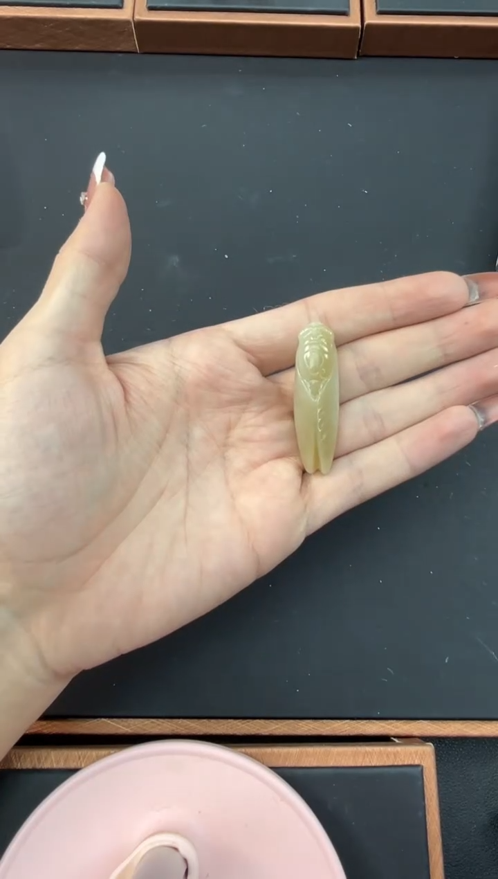 【闪购商品】和田玉吊坠(赠链)未镶嵌且末微色差迪克兰吊坠