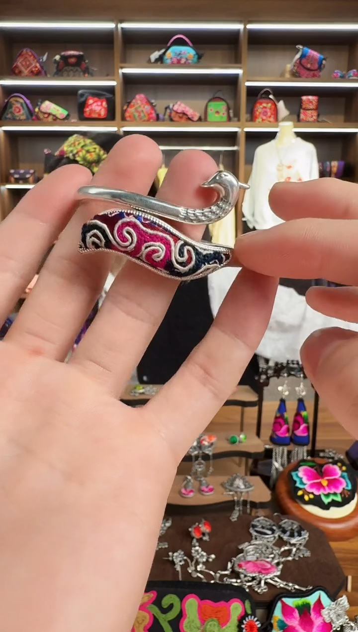 【闪购商品】织绣97蒙阿苏苗绣传承