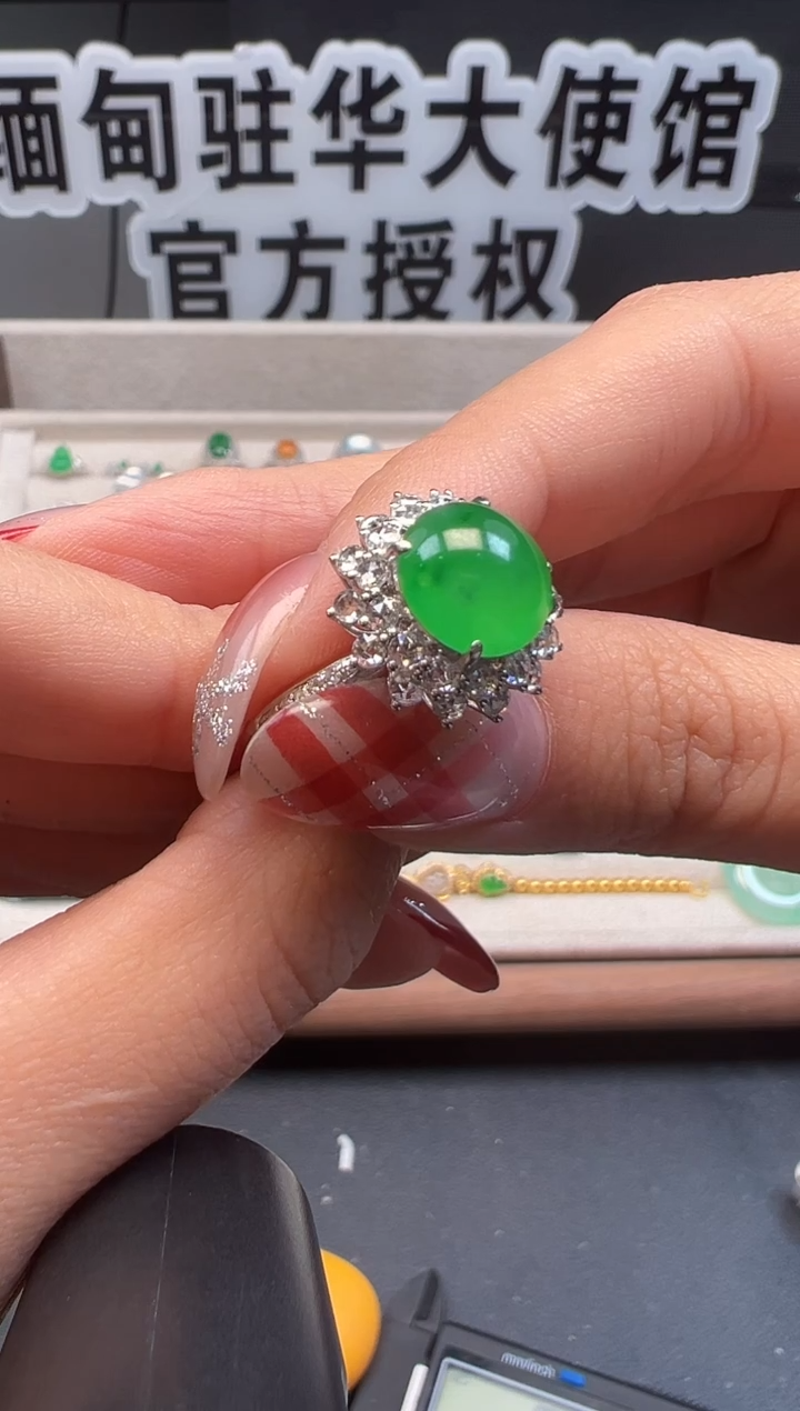 18K金镶嵌戒指翡翠缅甸珠宝严选