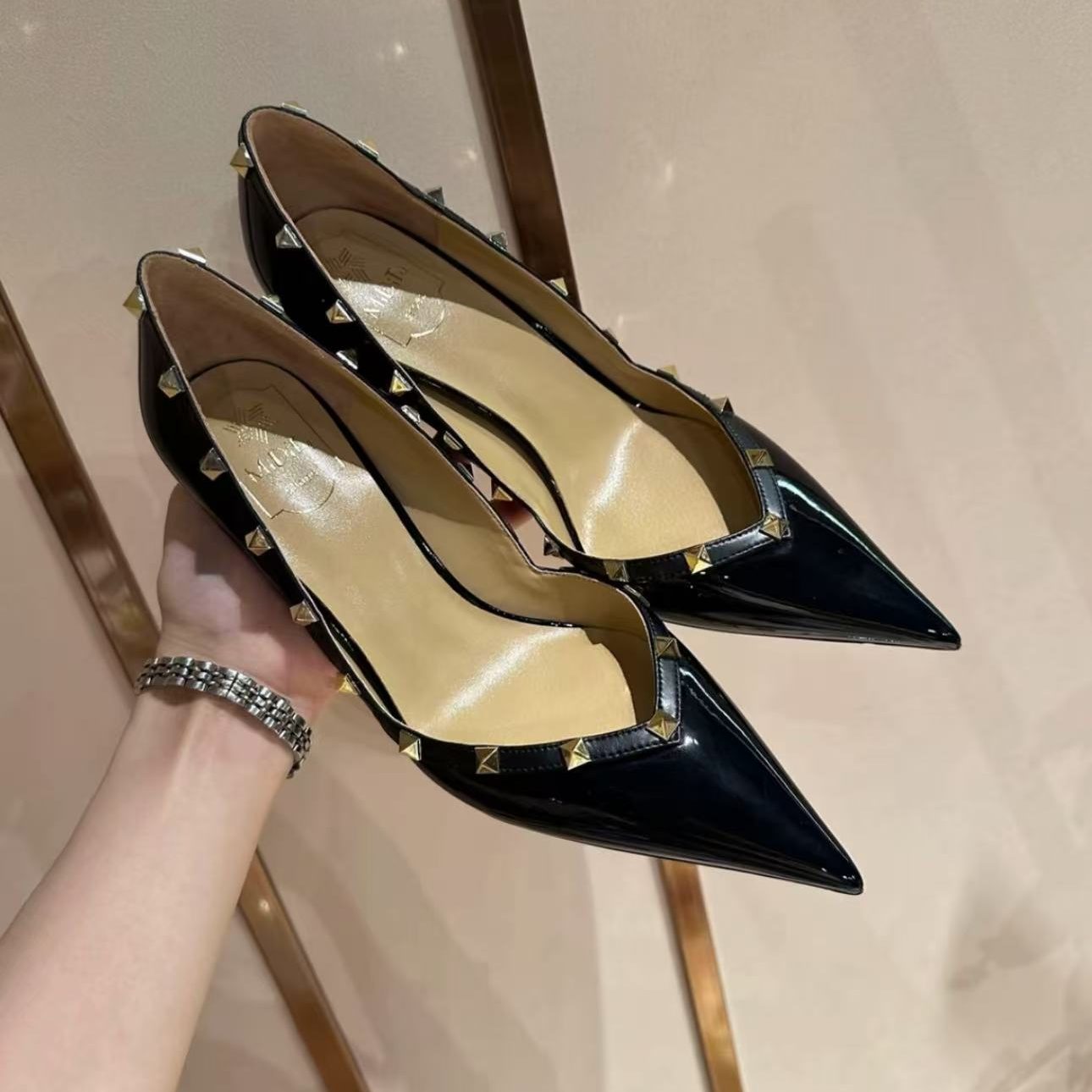 铆钉尖头细跟高跟鞋高跟皮鞋女士浅口拼色女鞋