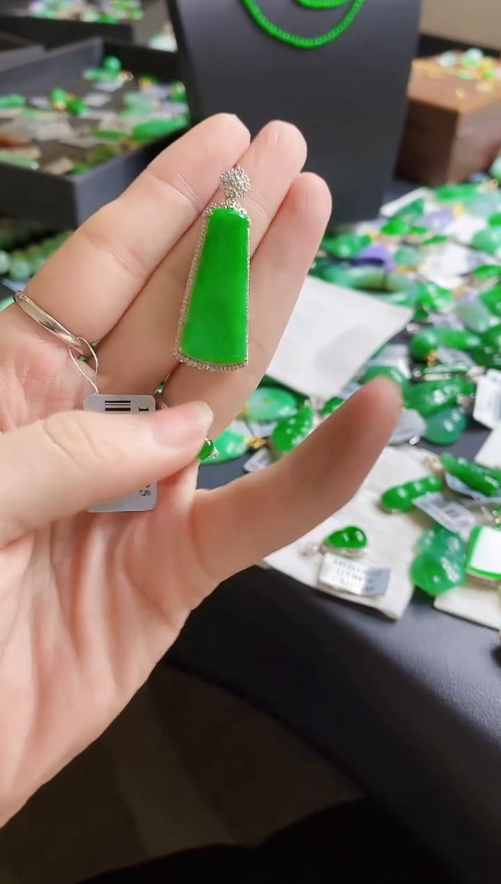 颈饰18K金镶嵌翡翠无事牌