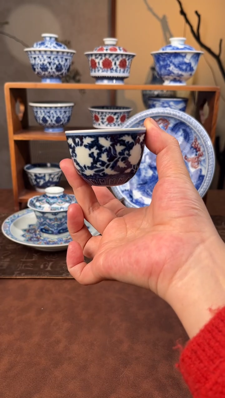 瓷舜瓷暗刻蓝地牡丹卧足杯