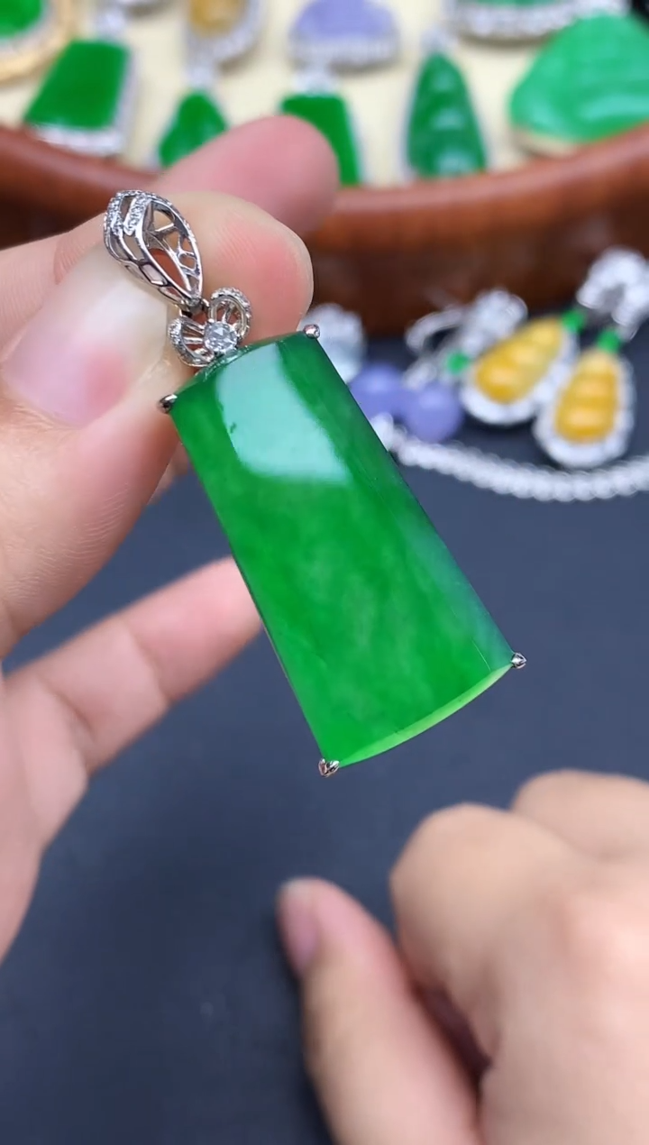 颈饰18K金镶嵌翡翠小*237-总价53800 尾款10000