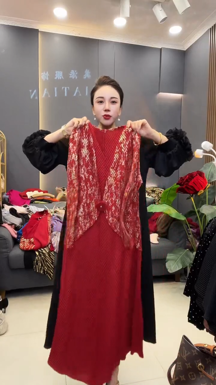 聚酯纤维（涤纶）红色 烫金别针裙