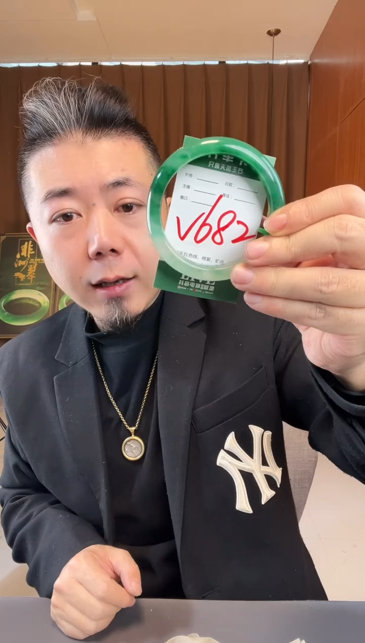 【闪购商品】石英质玉手镯未镶嵌非洲翠