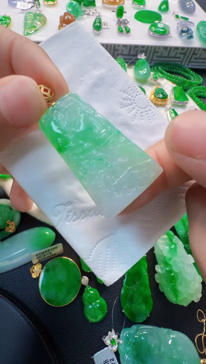 翡翠18K金镶嵌吊坠(不含链)1500
