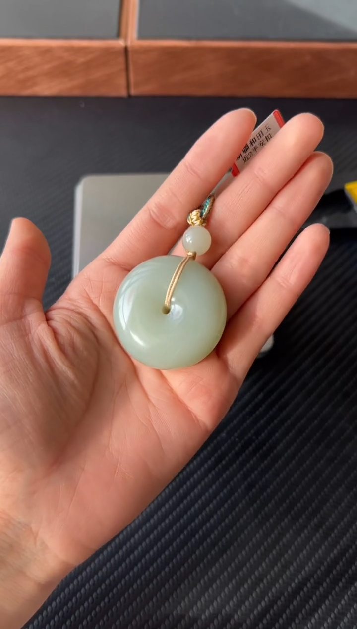 【闪购商品】和田玉吊坠(赠链)未镶嵌且末微色差近矿