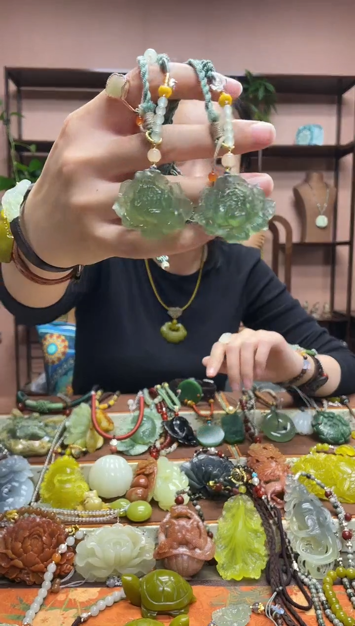 未镶嵌岫玉颈饰多样性发货发其中之一