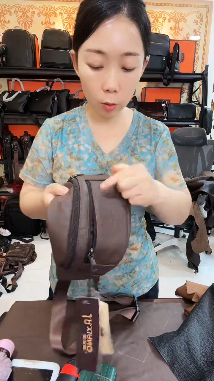 锦纶头层牛皮长34厘米中福利腰包胸包咖啡色