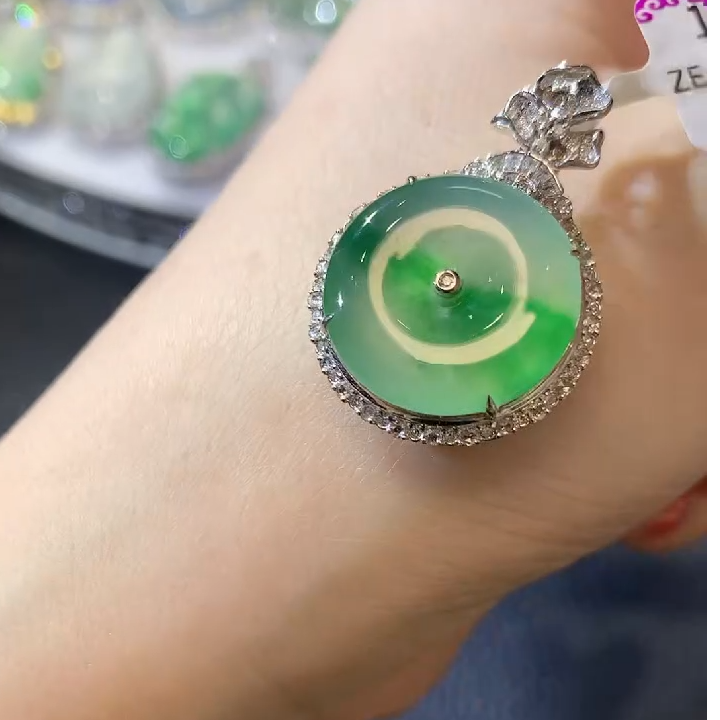 翡翠吊坠(不含链)18K金镶嵌C98 总26800 订金10000 差16800