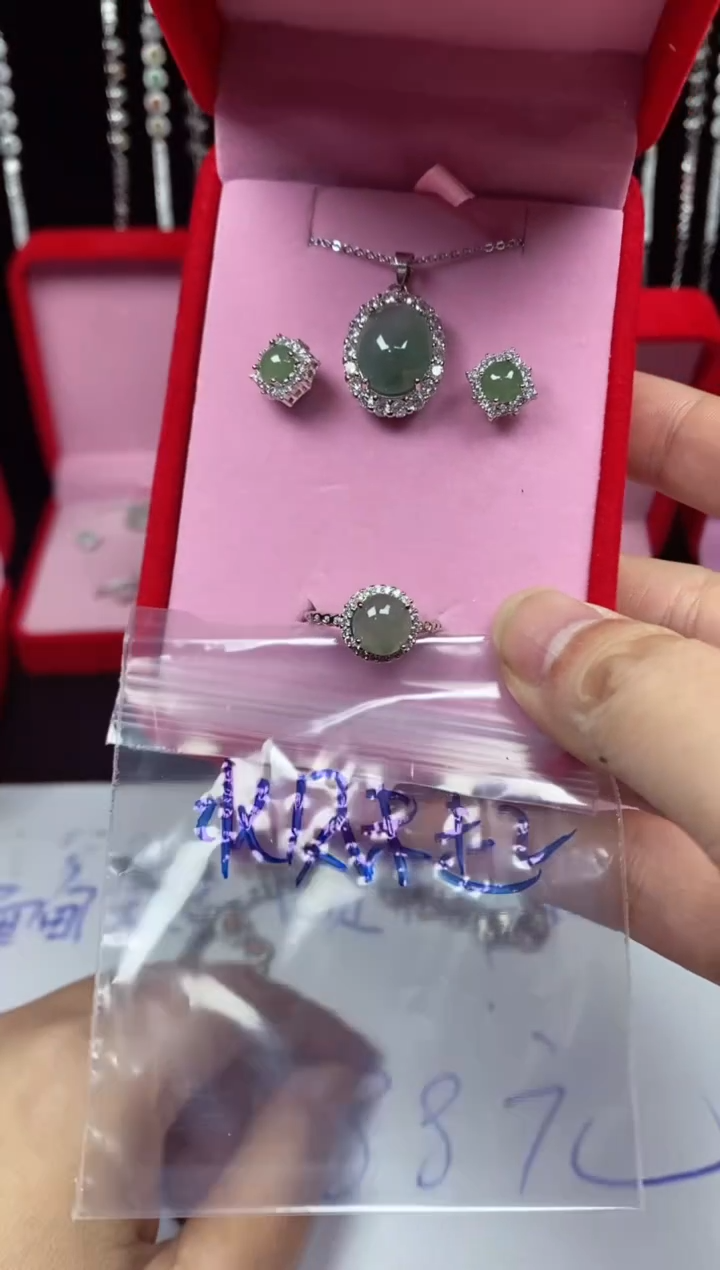 未镶嵌戒指翡翠北**起翡翠吊坠