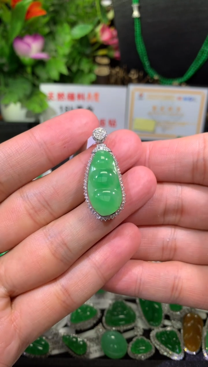 【闪购商品】翡翠吊坠(不含链)18K金镶嵌福豆