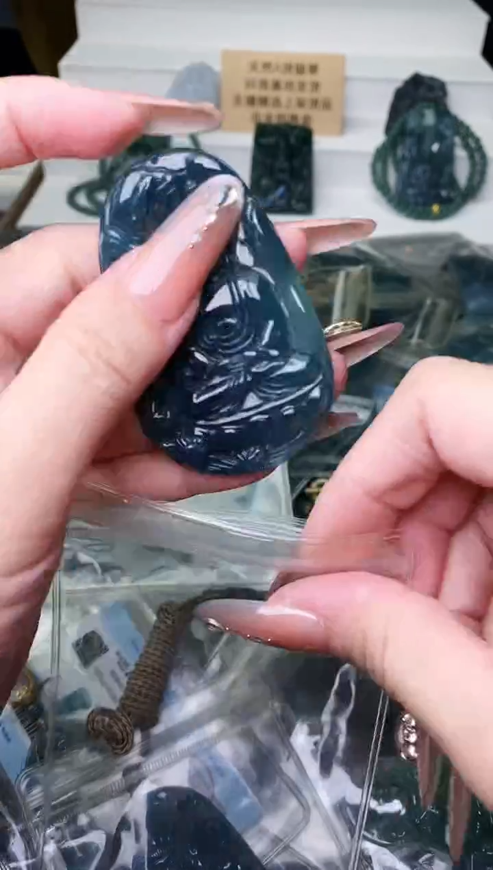 颈饰未镶嵌翡翠 