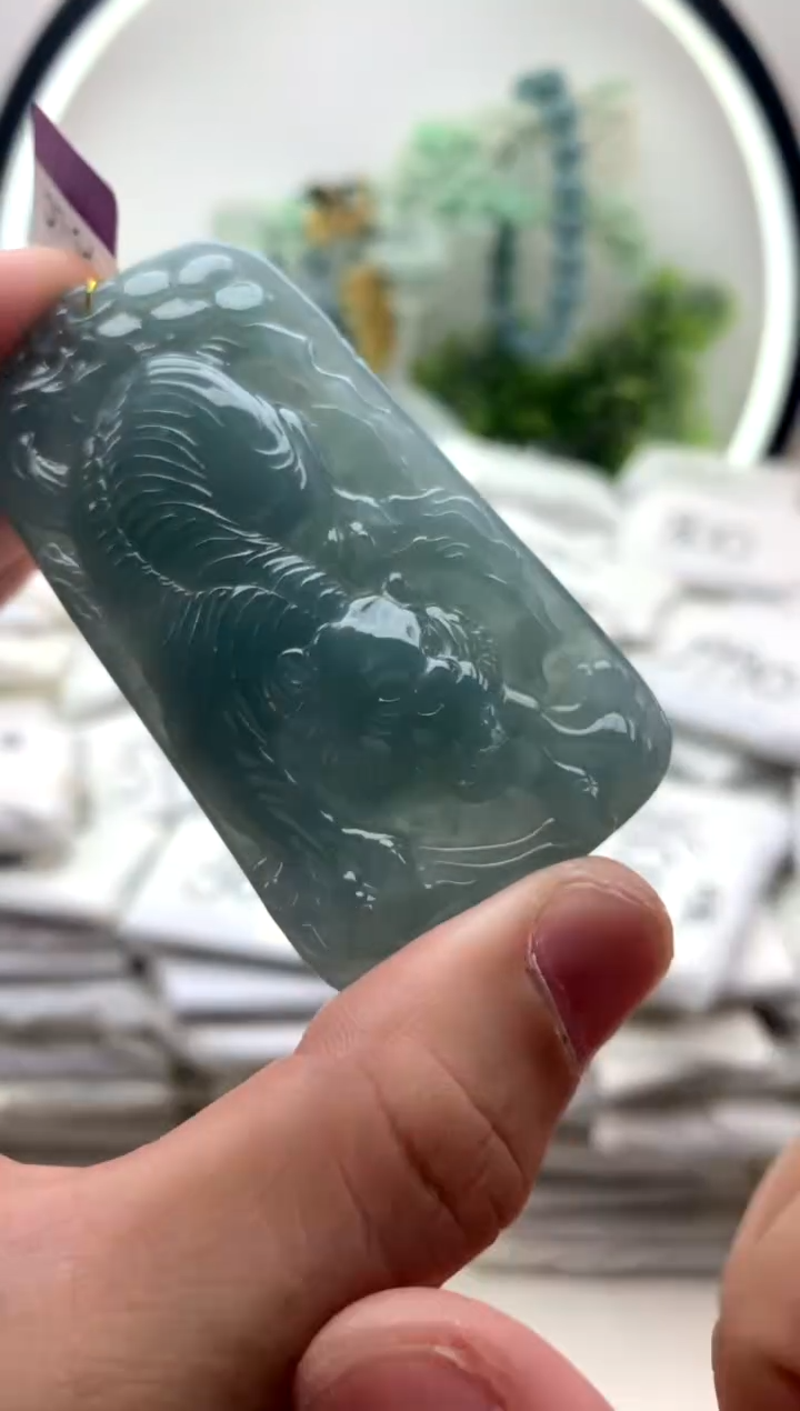 翡翠未镶嵌颈饰虎