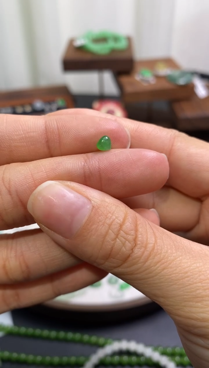 【闪购商品】翡翠颈饰未镶嵌爱心