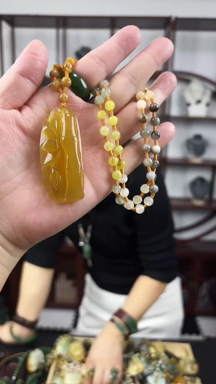 未镶嵌岫玉颈饰1