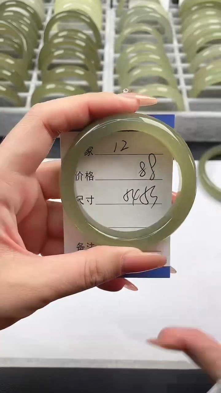 未镶嵌手镯石英质玉湖水绿