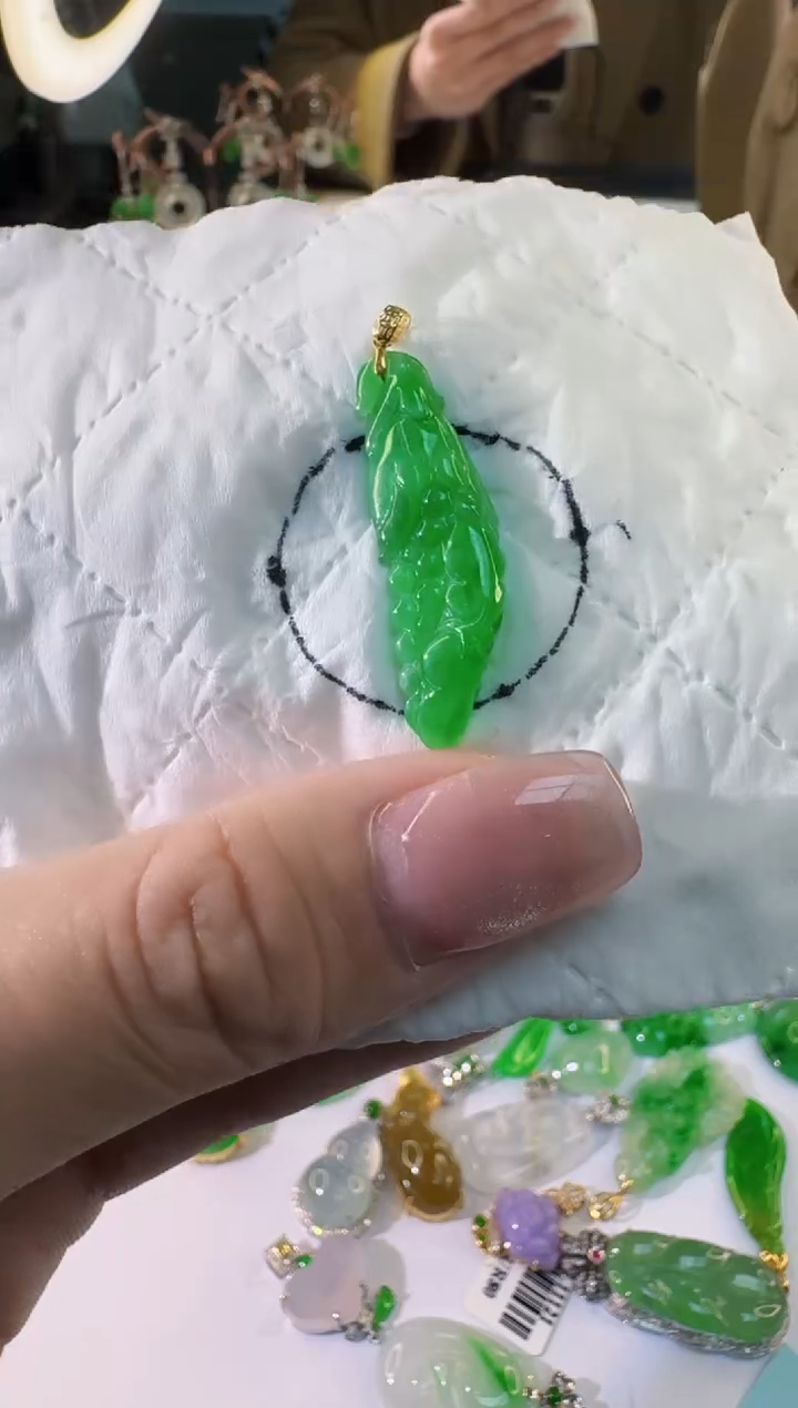 【闪购商品】翡翠颈饰18K金镶嵌缅甸翡翠A货挂件