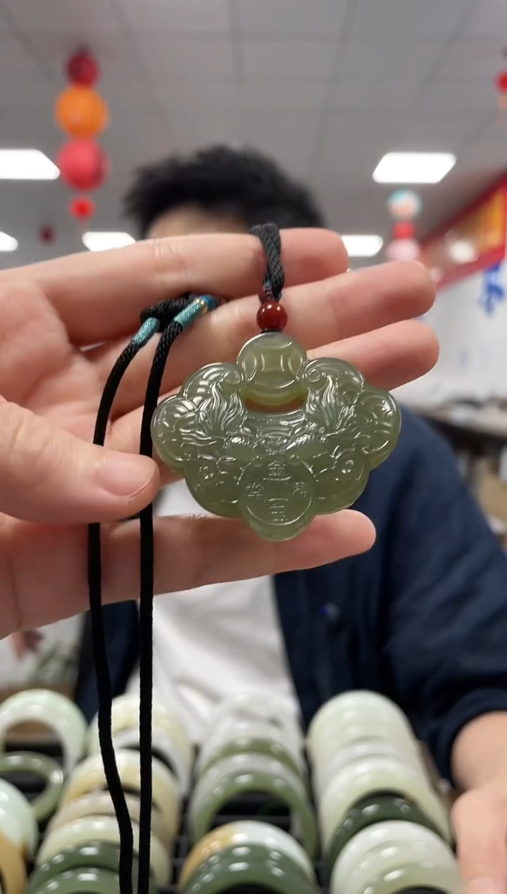 颈饰未镶嵌和田玉如意锁挂件一件