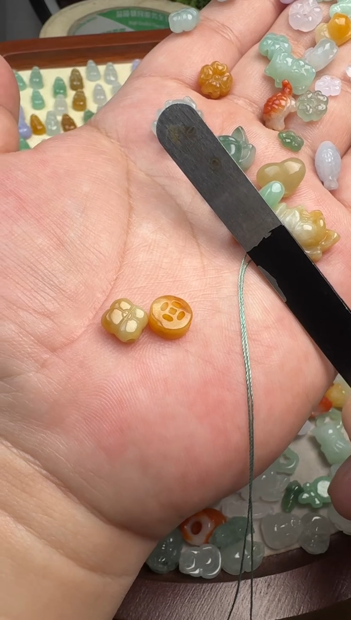 颈饰未镶嵌翡翠x****?翡翠