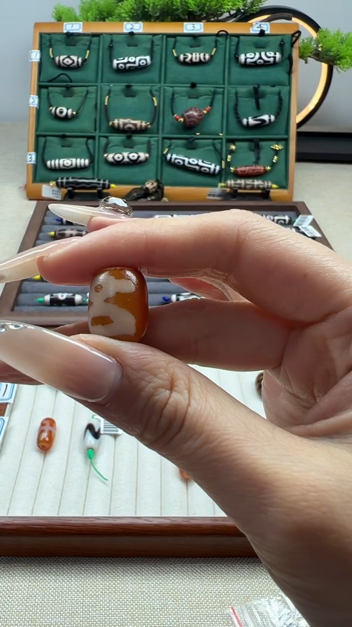 玛瑙/玉髓（覆膜）颈饰未镶嵌d****k36微瑕随机发货