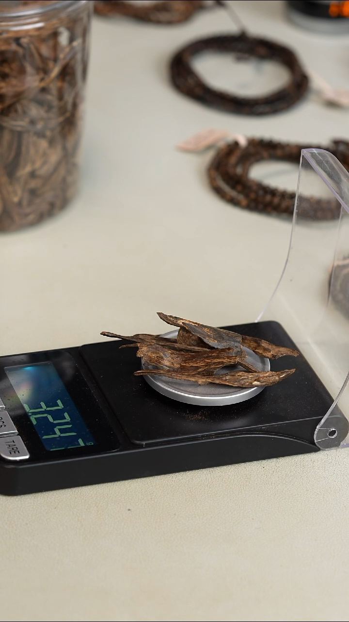 沉香沉香碎屑柬埔寨菩萨树心油3.2g（形状随机）