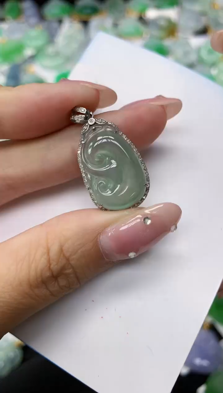 翡翠18K金镶嵌颈饰11111111111