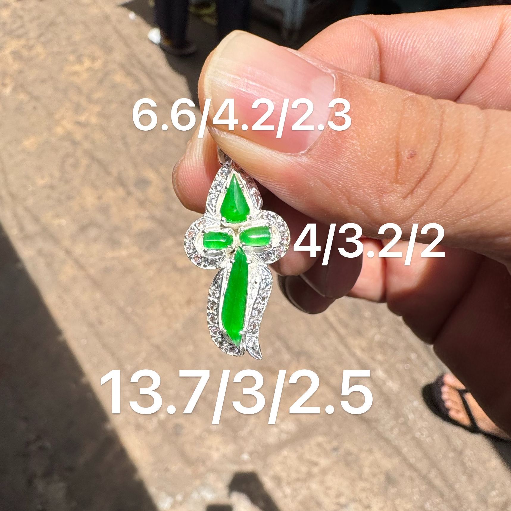 0826(小哪吒在源头)高冰种翡翠随形阳绿戒面4颗肉细杠味荧光足M30