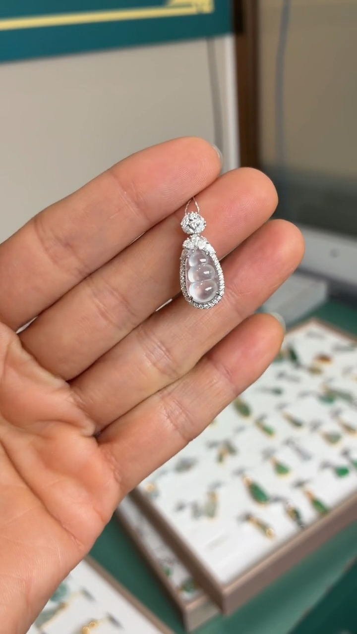 颈饰18K金镶嵌翡翠天然翡翠A货