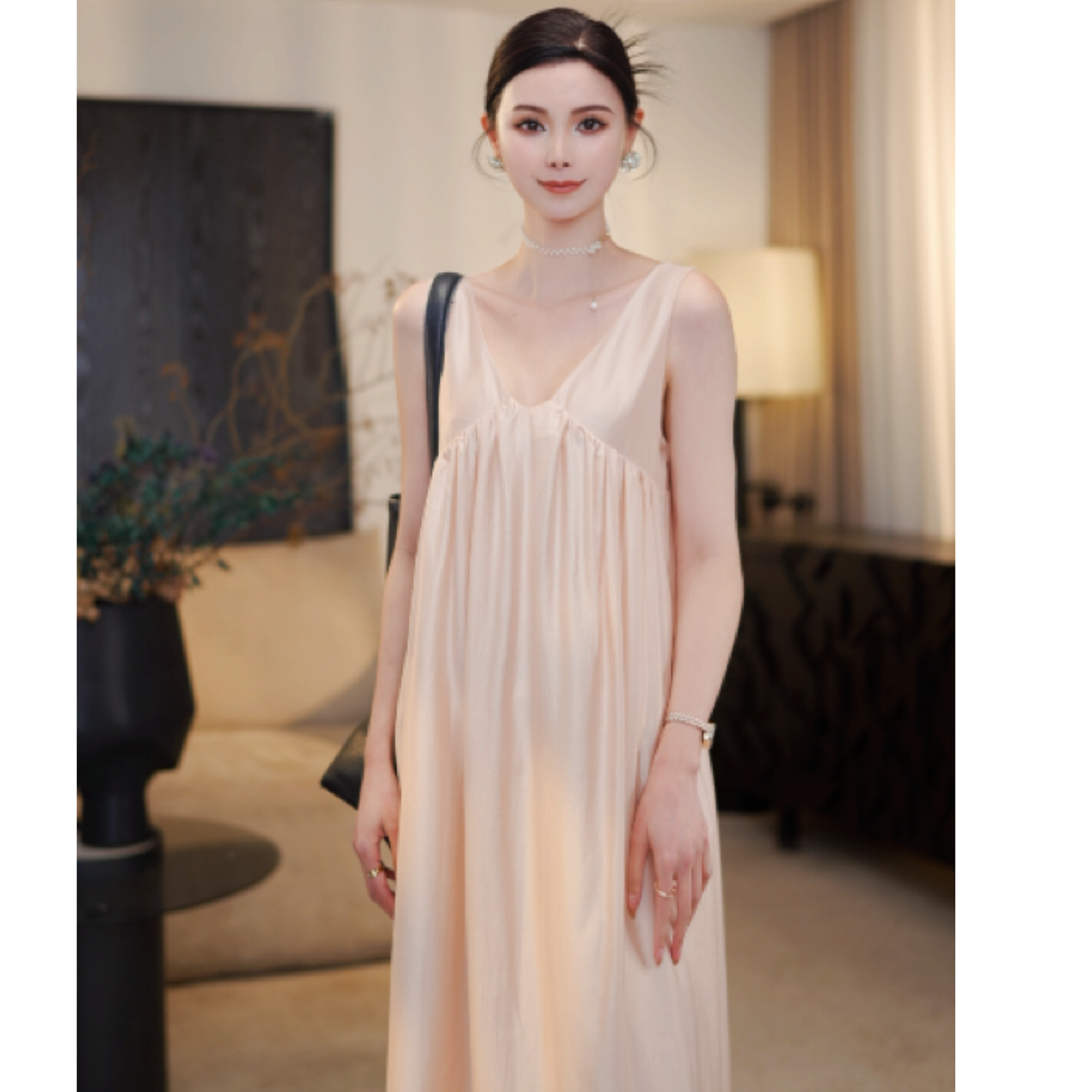 红人街头欧若风穿搭法式高级感气质粉色V领无袖背心连衣裙yn358