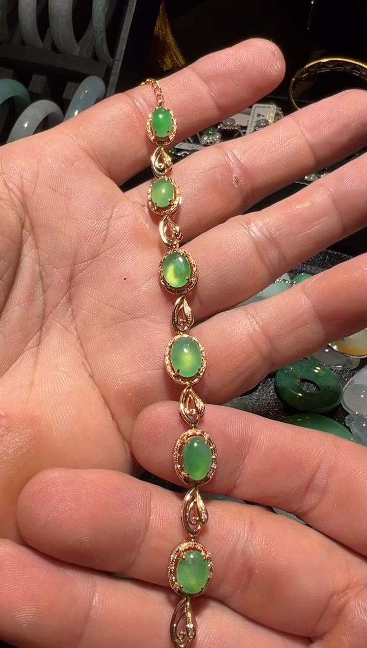 颈饰18K金镶嵌翡翠翡翠手链。