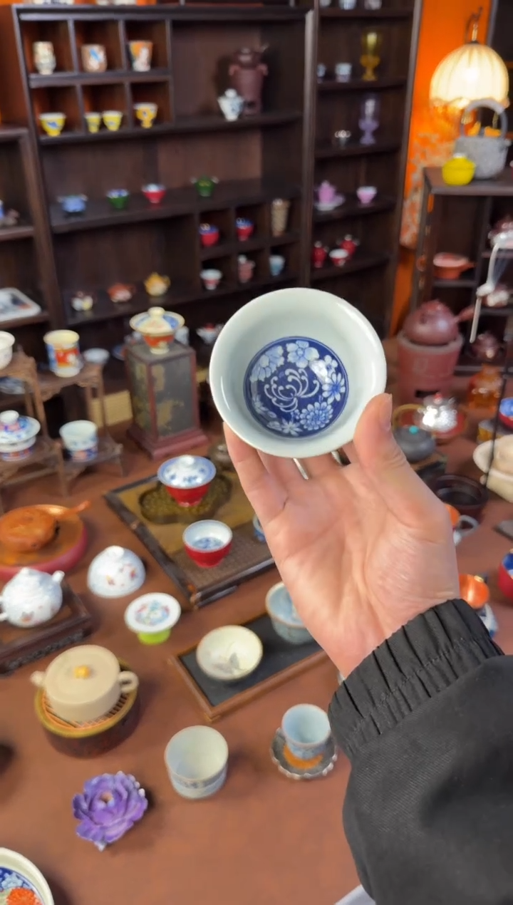 茶末釉内绘青花压手杯