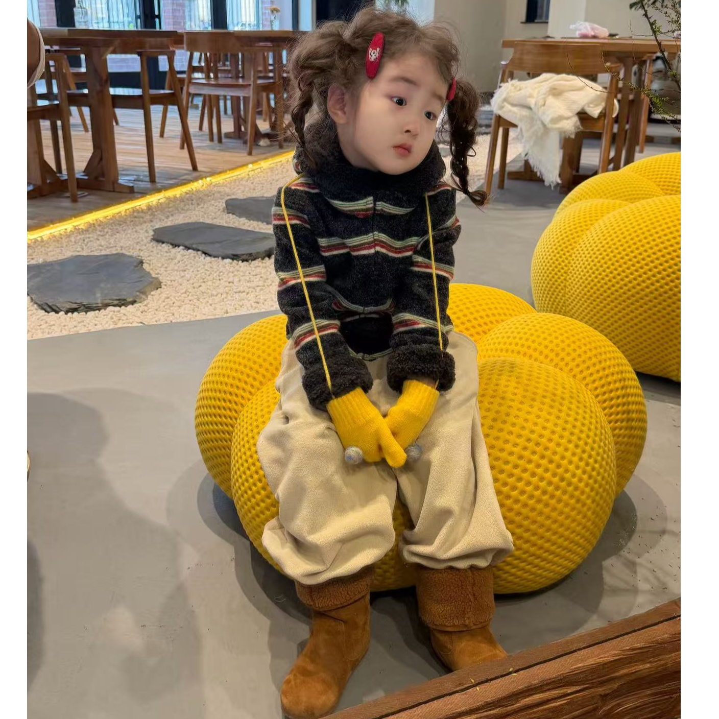 小思家女童2025冬季新款韩版休闲条纹毛毛连帽衫一体绒休闲裤套装