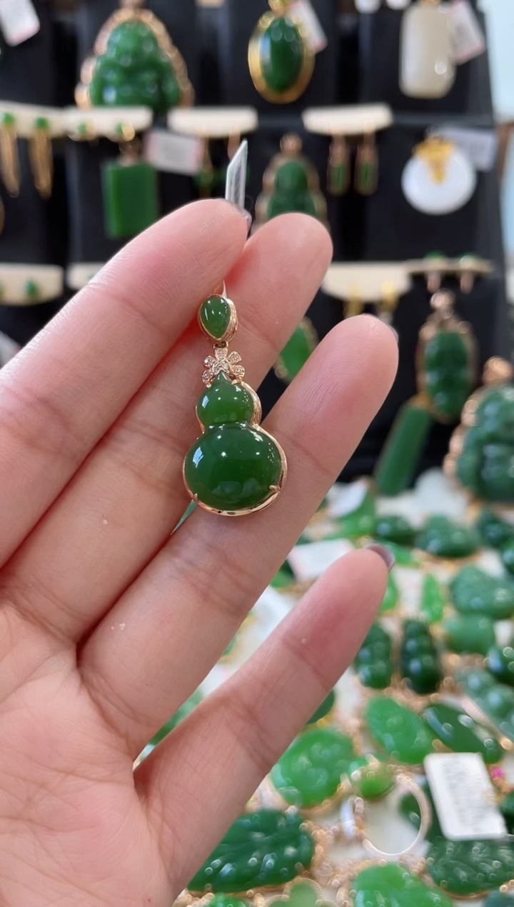 【闪购商品】和田玉（碧玉）颈饰18K金镶嵌葫芦