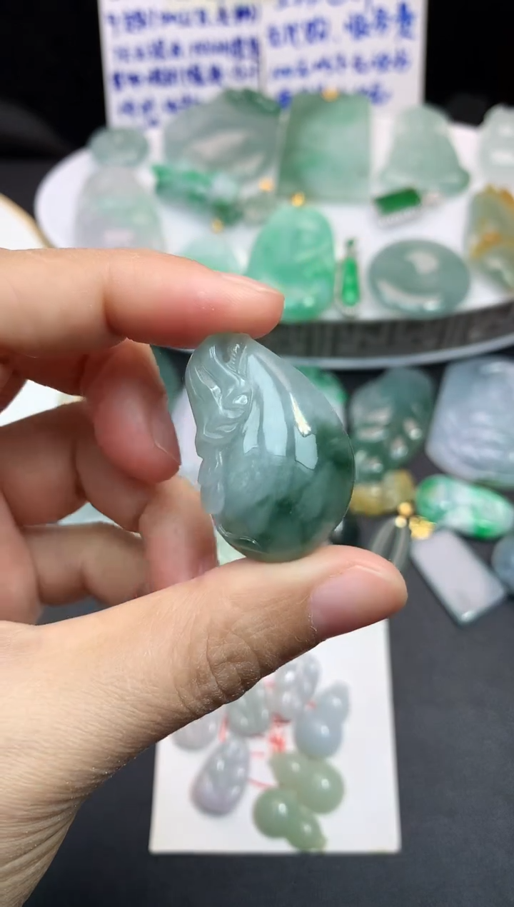 颈饰未镶嵌翡翠吊坠