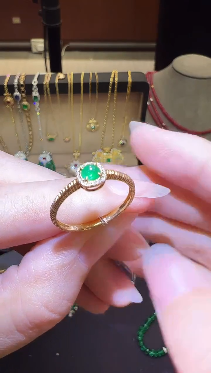 18K金镶嵌戒指祖母绿0.3ct