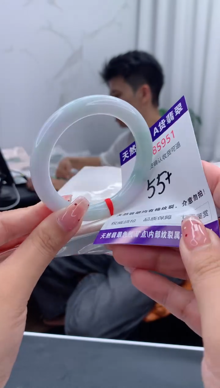 未镶嵌手镯翡翠有纹，完美者勿拍