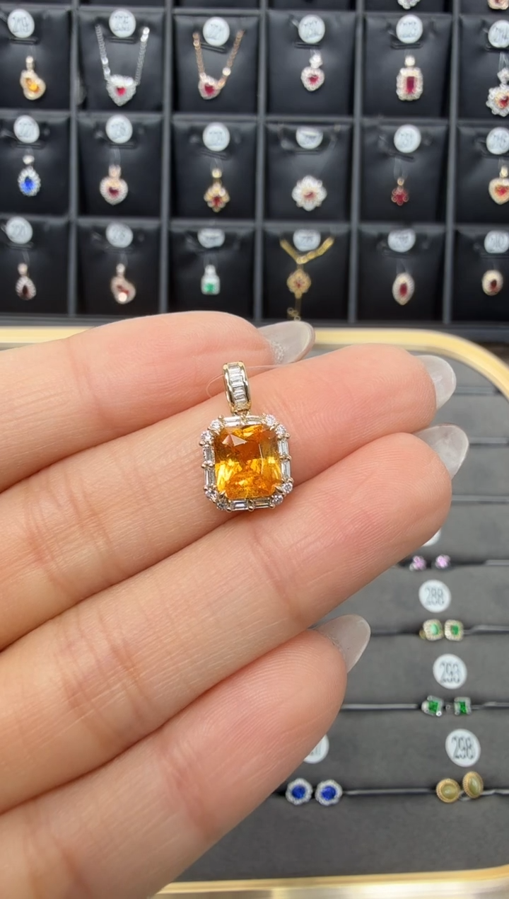 吊坠(不含链)18K金镶嵌石榴石（芬达石）主石1.72克拉