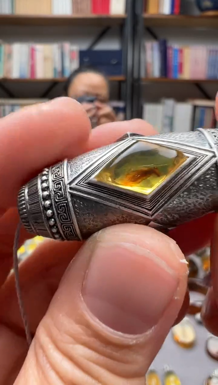 【闪购商品】琥珀颈饰未镶嵌虫珀吊坠