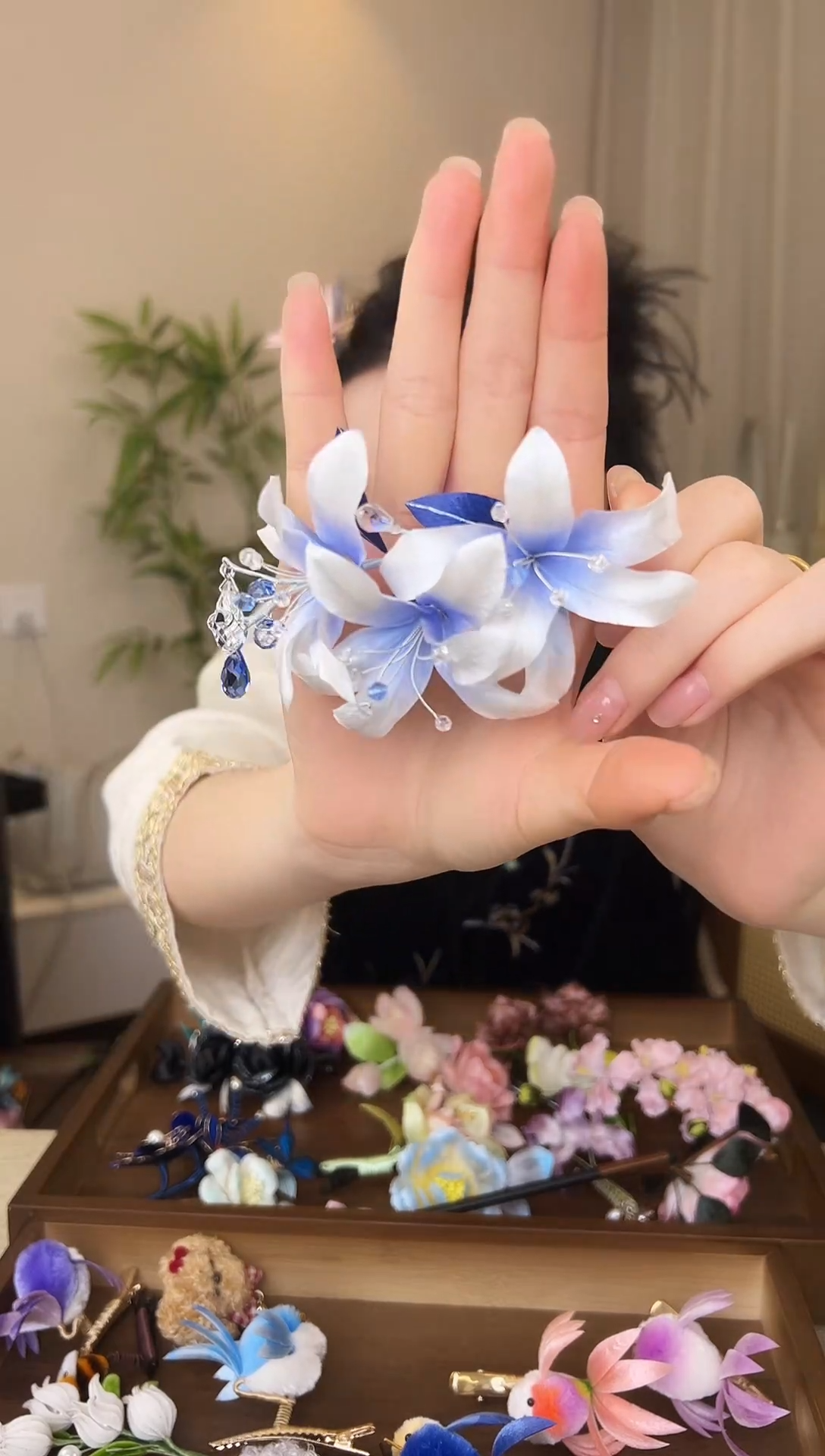 刺绣冰蓝色百合边夹