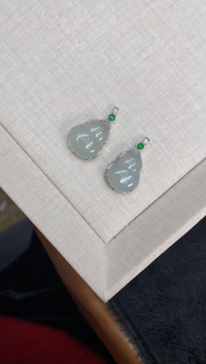 【闪购商品】翡翠颈饰18K金镶嵌葫芦 多样性发（1件）