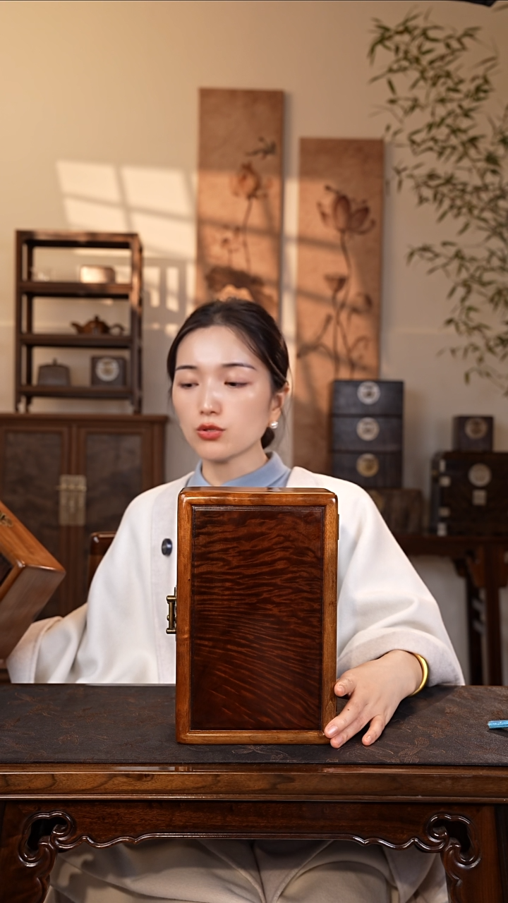 乌木类家具俺**下金丝楠首饰盒