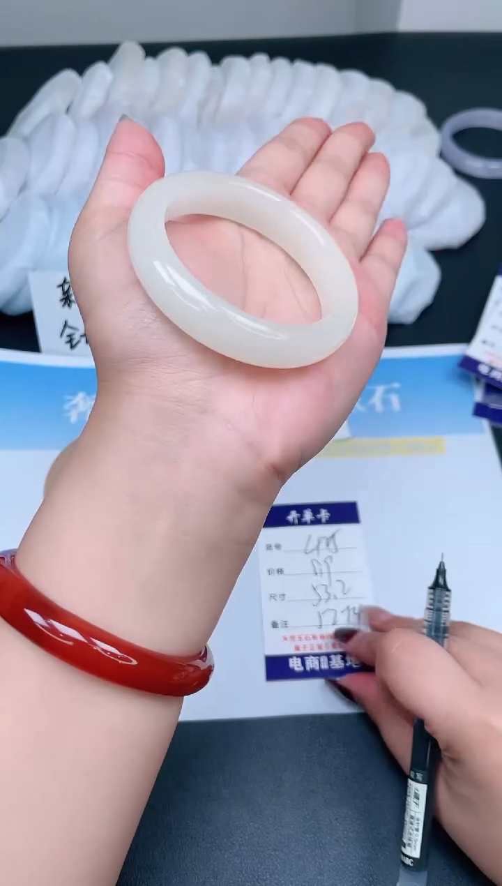 【闪购商品】石英质玉手镯未镶嵌425-