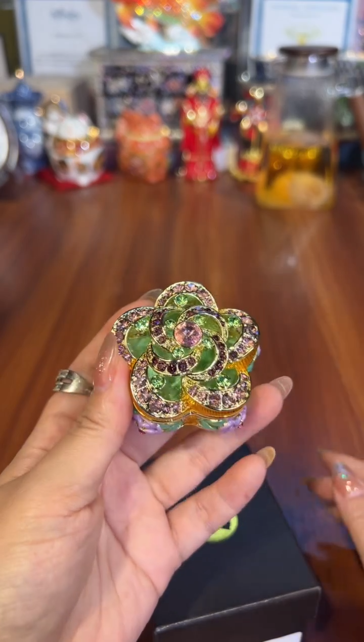 37绿色新镂空花盒