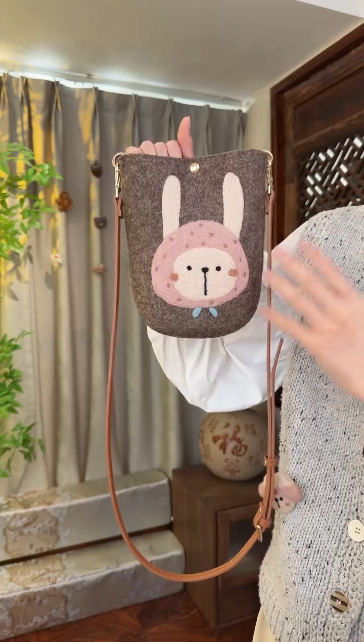 羊毛非遗羊毛毡包 手机包兔子
