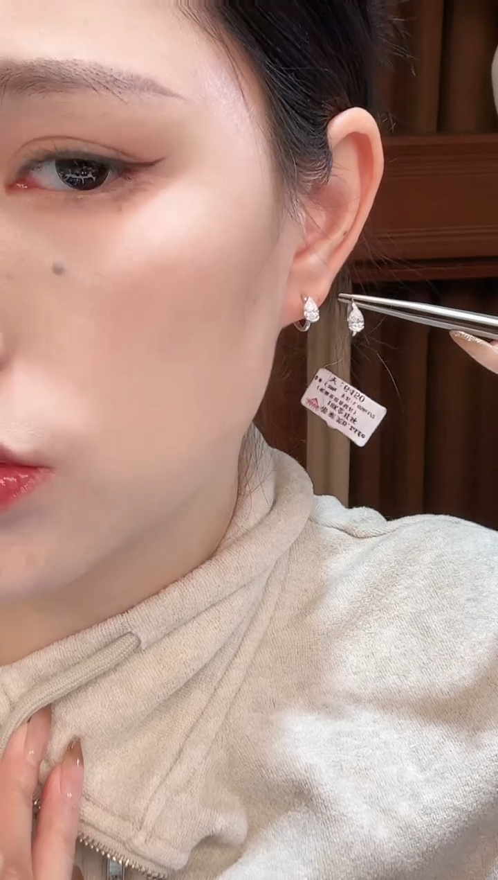 18K金镶嵌实验室培育钻石耳饰50分水滴耳圈k白